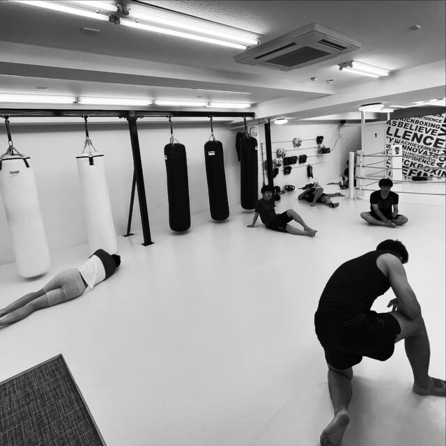 地獄のサーキット後の写真📷

洗礼された空間で楽しくキックボクシング‼︎❤️‍🔥

「おかげさまでスタジオ数・会員数関西No. 1キックボクシングスタジオへ」

西日本最大級‼︎キックボクシング“Refinas”で輝く美ボディを‼︎✨🥊

#キックボクシング
#キックボクシング女子
#キックボクシング初心者
#kickboxing