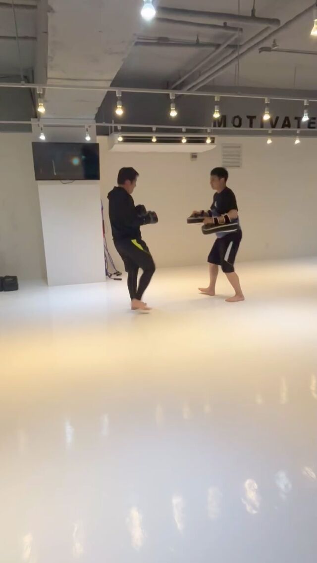 全会員さんとても上手になってます！

人生のための3分間🥊
キックボクシングするならリフィナス💓

「おかげさまでスタジオ数・会員数全国No.1のキックボクシングスタジオへ」

日本最大級!!全国21店舗のキックボクシングスタジオ“Refinas”で輝く美ボディを!!✨

#キックボクシング 
#キックボクシング専門店 
#キックボクシング女子 
#キックボクシング大阪 
#キックボクシング神戸 
#キックボクシング京都 
#キックボクシング福岡 
#キックボクシング奈良 
#キックボクシング名古屋 
#キックボクシング広島 
#キックボクシング渋谷 
#キックボクシング東京 
#キックボクシング新宿 
#キックボクシング栄 
#キックボクシング横浜 
#キックボクシング川崎 
#キックボクシング仙台 
#キックボクシング熊本 
#キックボクシング静岡 
#キックボクシング千葉 
#キックボクシング体験 
#キックボクシング初心者 
#キックボクシングジム 
#パーソナルトレーニング大阪 
#格闘技ジム 
#パーソナルレッスン 
#gym #kickboxing #fitness