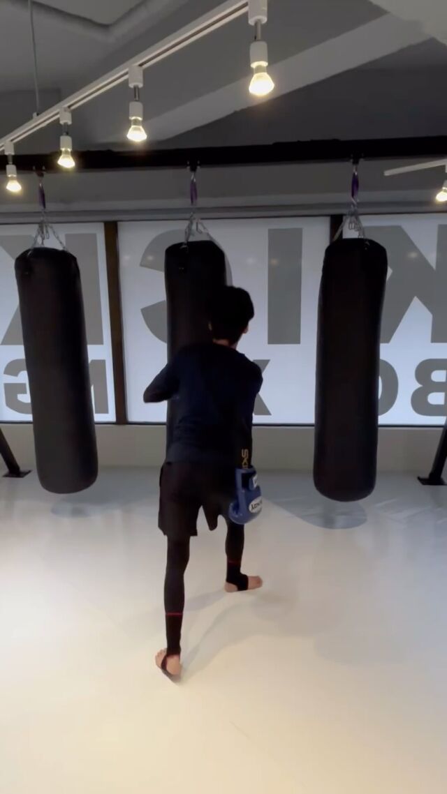 今週の水木のストーリー達🥳🫡

人生のための3分間🥊
キックボクシングするならリフィナス💓

「おかげさまでスタジオ数・会員数全国No.1のキックボクシングスタジオへ」

日本最大級!!全国21店舗のキックボクシングスタジオ“Refinas”で輝く美ボディを!!✨

#キックボクシング 
#キックボクシング専門店 
#キックボクシング女子 
#キックボクシング大阪 
#キックボクシング神戸 
#キックボクシング京都 
#キックボクシング福岡 
#キックボクシング奈良 
#キックボクシング名古屋 
#キックボクシング広島 
#キックボクシング渋谷 
#キックボクシング東京 
#キックボクシング新宿 
#キックボクシング栄 
#キックボクシング横浜 
#キックボクシング川崎 
#キックボクシング仙台 
#キックボクシング熊本 
#キックボクシング静岡 
#キックボクシング千葉 
#キックボクシング体験 
#キックボクシング初心者 
#キックボクシングジム 
#パーソナルトレーニング大阪 
#格闘技ジム 
#パーソナルレッスン 
#gym #kickboxing #fitness